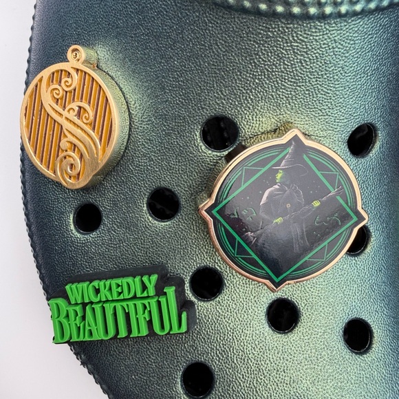 CROCS Classic Clog Wicked Defy Gravity Elphaba Wickedly Beautiful charms Jibbitz - Picture 4 of 16